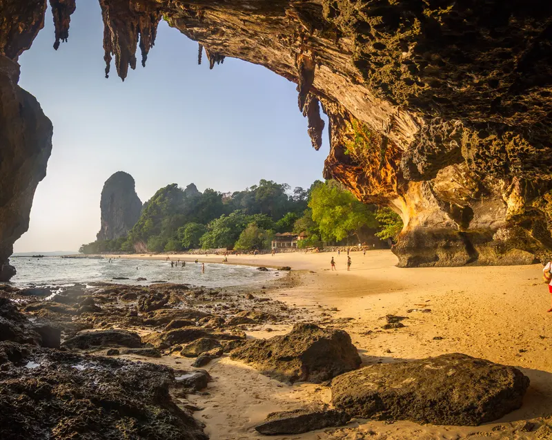 Plaża Phra Nang spod skalnego nawisu