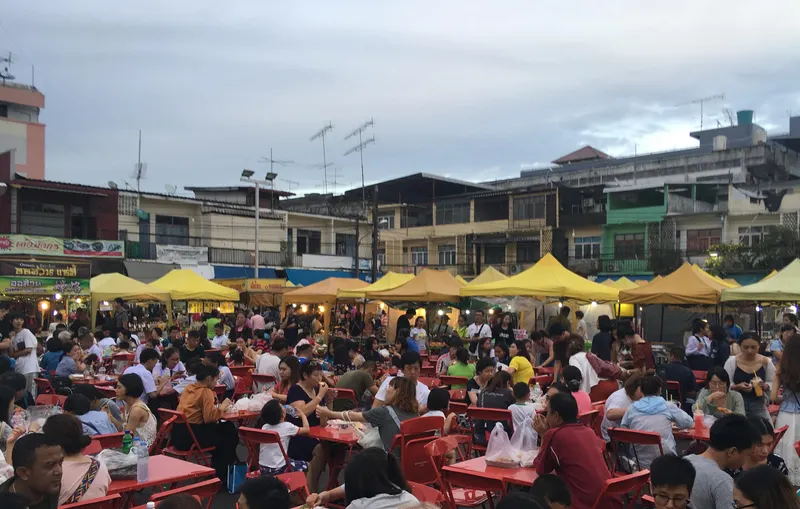 Wieczorny targ w centrum Krabi
